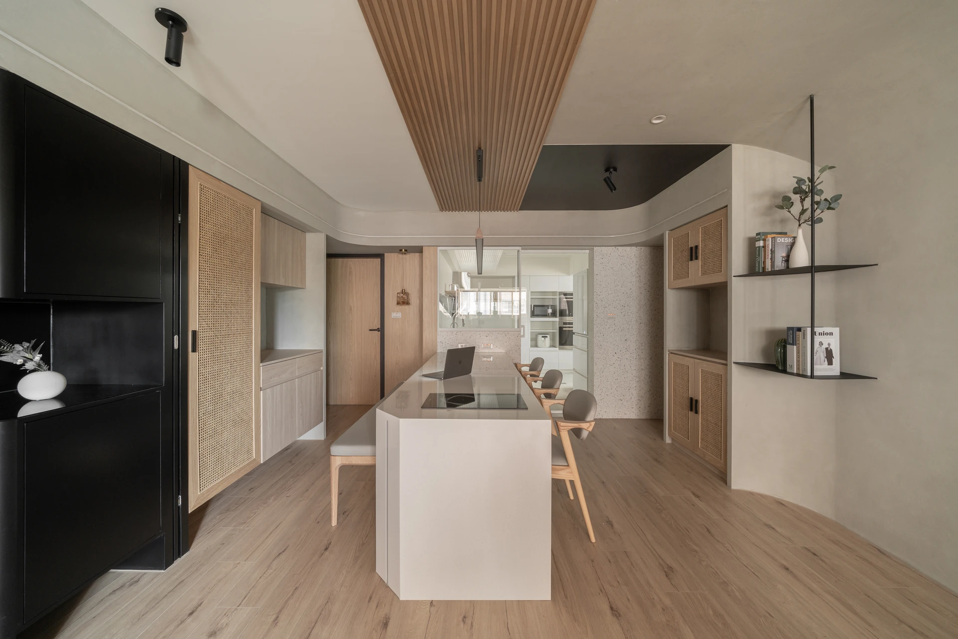 新竹舊屋翻新開放餐廚,白色中島與藤編櫃門、磨石子備餐牆、木格柵天花 — 覺壹設計