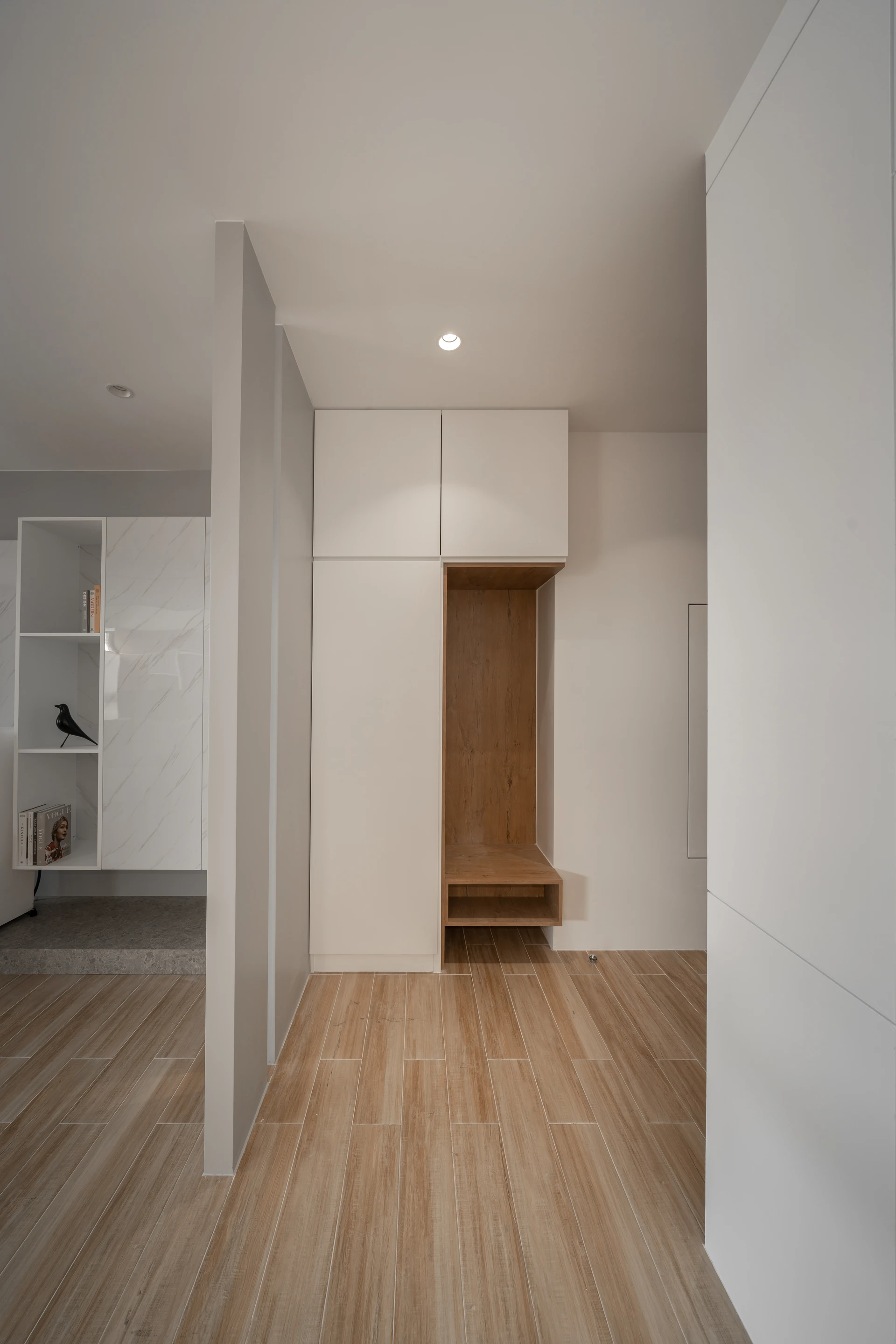頭份成屋裝修橡木端景櫃與雲紋石材展示櫃、雕塑擺飾 — 覺壹設計