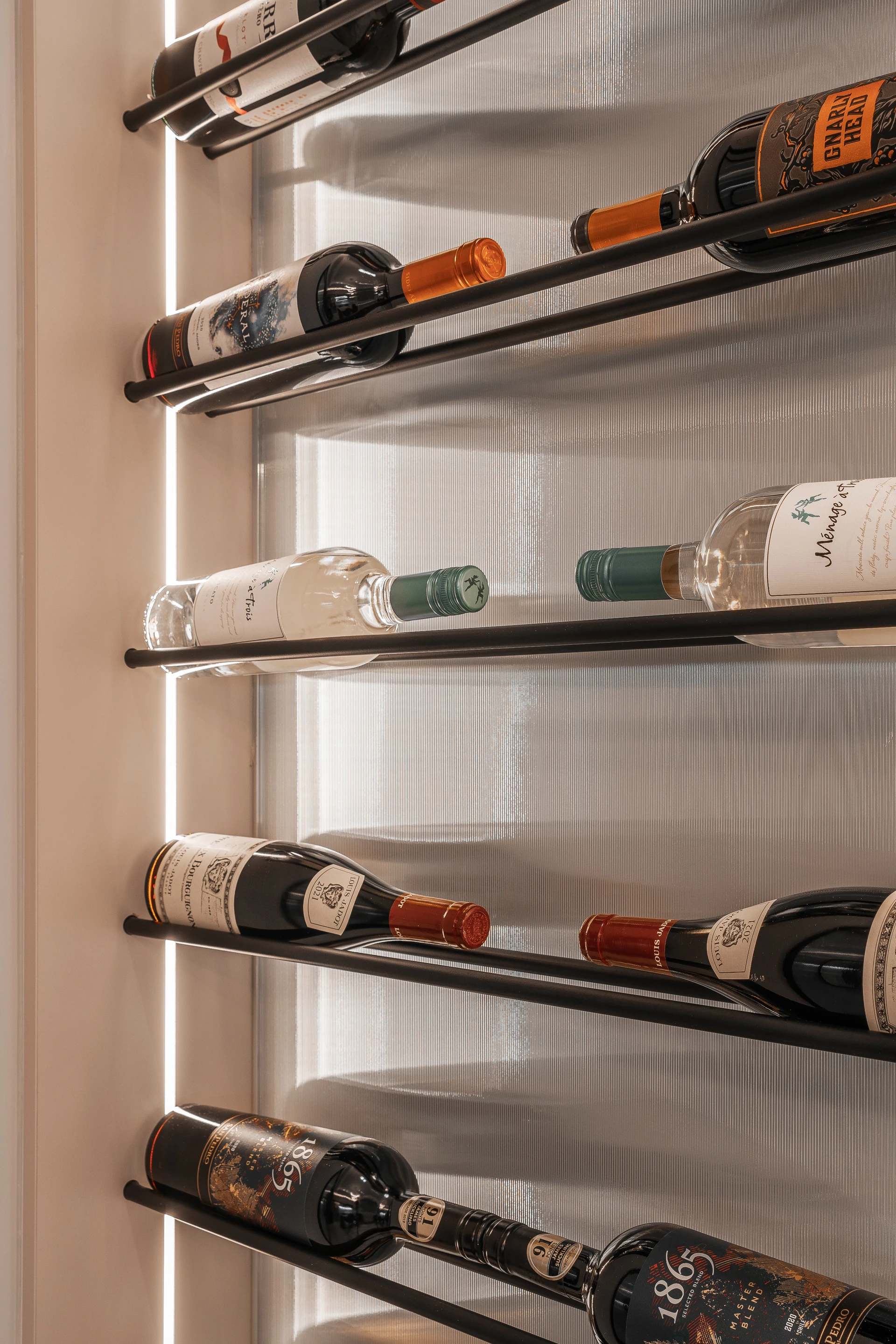 竹南住宅背光酒窖鐵件層架與藏酒細部 — 覺壹設計